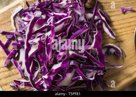 Materie trinciato cavolo viola su un tagliere Foto Stock