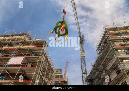 Topping out corona sul sito in costruzione Foto Stock