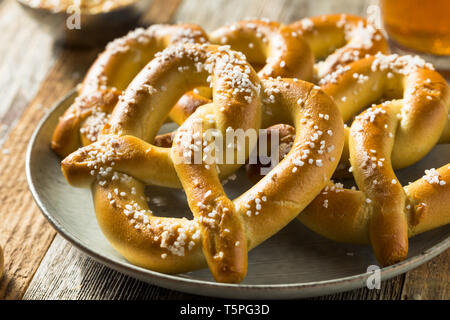 In casa bavarese pretzel morbidi con senape e birra Foto Stock