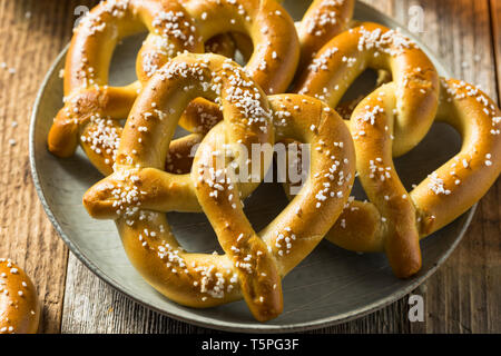 In casa bavarese pretzel morbidi con senape e birra Foto Stock