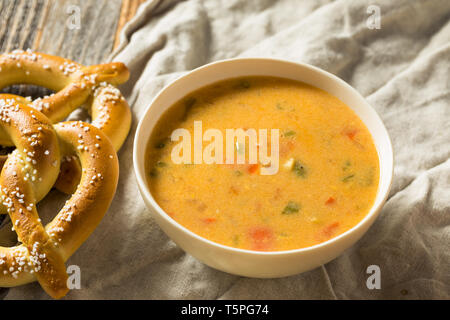 La Birra fatta in casa Zuppa al formaggio con pretzel morbidi Foto Stock