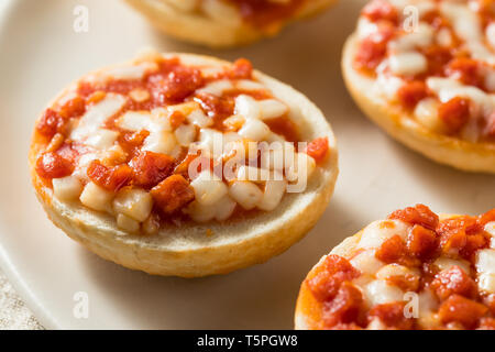 Congelati PIzza mini bagel con formaggio e salsiccia per pizza Foto Stock
