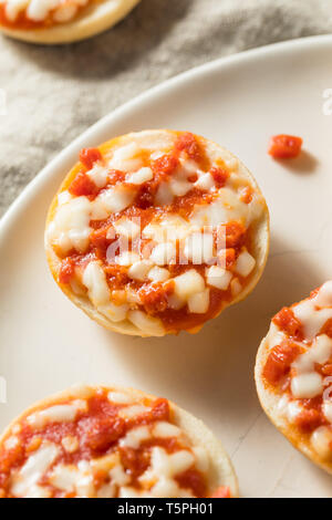 Congelati PIzza mini bagel con formaggio e salsiccia per pizza Foto Stock