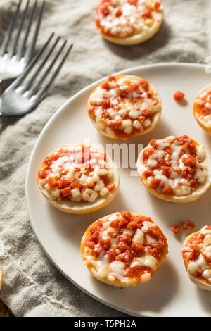 Congelati PIzza mini bagel con formaggio e salsiccia per pizza Foto Stock