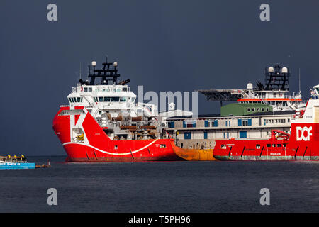 Alimentazione offshore Nave Saltfjord KL, al terminale Skoltegrunnskaien nel porto di Bergen, Norvegia. Una forte tempesta di neve si avvicina. Foto Stock