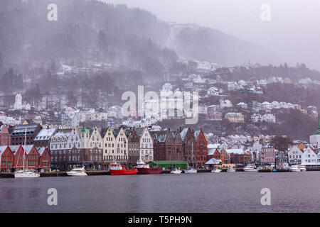 La caduta della neve al Hanseatic Bryggen e Vaagen, nel porto interno di Bergen, Norvegia. Foto Stock