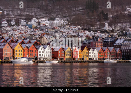 Il tardo inverno a Bryggen e Vaagen, nel porto interno di Bergen, Norvegia. Foto Stock