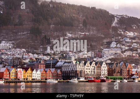 Il tardo inverno a Bryggen e Vaagen, nel porto interno di Bergen, Norvegia. Foto Stock