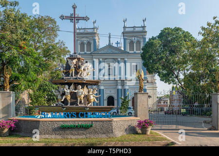 Gli ornati ingresso alla chiesa di Santa Maria sul Grand Street nel cuore della città di Negombo, Sri Lanka. Foto Stock