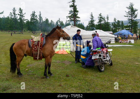 Naadam Festival in Khatgal, Mongolia.I giovani nei loro abiti tradizionali Foto Stock