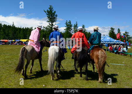 Naadam Festival in Khatgal, Mongolia. Giovani horseriders nei loro vestiti colorati Foto Stock
