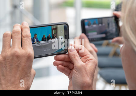 Monaco di Baviera, Germania. 26 apr, 2019. I giornalisti della biodiversità della pellicola con il loro smartphone durante la conferenza stampa presso l'evento di chiusura della tavola rotonda presso la bavarese Cancelleria di Stato. Credito: Pietro Kneffel/dpa/Alamy Live News Foto Stock