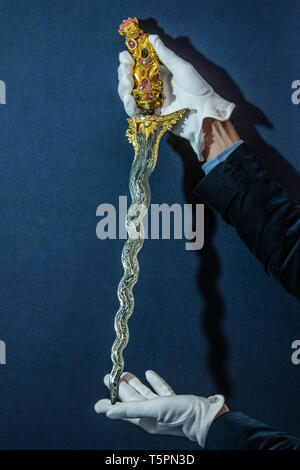 Sothebys, Londra, Regno Unito. 26 apr 2019. Un impressionante jewelled aulico pugnale (Kris), Indonesia, probabilmente Bali, XIX / XX secolo (est. £10.000-15,000) - un'anteprima di 1.200 anni di Centro Arte Orientale da Sotheby's a Londra. Le aste si svolgerà il 30 aprile e il 1 maggio. Credito: Guy Bell/Alamy Live News Foto Stock