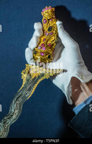 Sothebys, Londra, Regno Unito. 26 apr 2019. Un impressionante jewelled aulico pugnale (Kris), Indonesia, probabilmente Bali, XIX / XX secolo (est. £10.000-15,000) - un'anteprima di 1.200 anni di Centro Arte Orientale da Sotheby's a Londra. Le aste si svolgerà il 30 aprile e il 1 maggio. Credito: Guy Bell/Alamy Live News Foto Stock