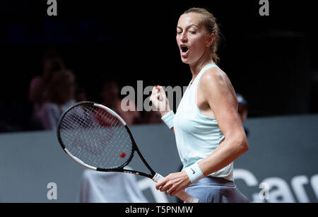 Stuttgart, Germania. 26 apr, 2019. Tennis: Wta-Tour - Porsche Grand Prix Stoccarda, Single, Donne quarti di finale, Sevastova (Lettonia) - Kvitova (Repubblica Ceca). Petra KVITOVA reagisce dopo il punto di corrispondenza. Credito: Marijan Murat/dpa/Alamy Live News Foto Stock