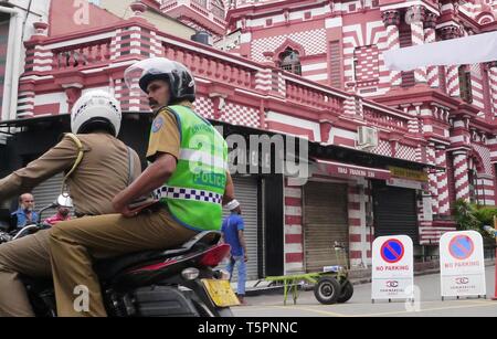 Colombo, Sri Lanka. 26 apr, 2019. Gli ufficiali di polizia pattuglia in Colombo, Sri Lanka, 26 aprile 2019. Sri Lanka il giovedì ha rivisto il tributo di morte pagato di più gli attentati di domenica a circa 253 da 359, Sri Lanka del Ministero della Sanità ha detto giovedì. Credito: Yan Hao/Xinhua/Alamy Live News Foto Stock