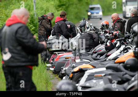 Bonn, Germania. 26 apr, 2019. Rockers vieni su motocicli per il funerale di un Hells Angels gli stati a nord del cimitero. Credito: Henning Kaiser/dpa/Alamy Live News Foto Stock