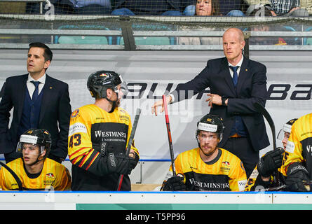 Regensburg, Germania. Xxv Aprile, 2019. DEB allenatore nazionale Toni SÖDERHOLM, DEB headcoach, team manager, NHL Pro Player Leon DRAISAITL, DEB 29 (Edmonton lubrificatori) Gerrit FAUSER, DEB 43 Frederik TIFFELS, DEB 95 Marcel NOEBELS, DEB 92 GERMANIA - AUSTRIA 2-3 HOCKEY SU GHIACCIO Euro Hockey Challenge in Regensburg, Germania, Aprile 25, 2019, STAGIONE 2018/2019, Deutschland Österreich Credito: Peter Schatz/Alamy Live News Foto Stock