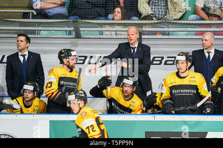 Regensburg, Germania. Xxv Aprile, 2019. DEB allenatore nazionale Toni SÖDERHOLM, DEB headcoach, team manager, NHL Pro Player Leon DRAISAITL, DEB 29 (Edmonton lubrificatori) Gerrit FAUSER, DEB 43 Frederik TIFFELS, DEB 95 Marcel NOEBELS, DEB 92 GERMANIA - AUSTRIA 2-3 HOCKEY SU GHIACCIO Euro Hockey Challenge in Regensburg, Germania, Aprile 25, 2019, STAGIONE 2018/2019, Deutschland Österreich Credito: Peter Schatz/Alamy Live News Foto Stock