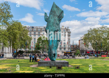 Marble Arch, Londra, Regno Unito. 26 apr, 2019. Una città fantasma, segnati solo da patch giallo sull'erba, con una sola rimanenti camper. Il sito della ribellione di estinzione Camp a Marble Arch. Credito: Guy Bell/Alamy Live News Foto Stock