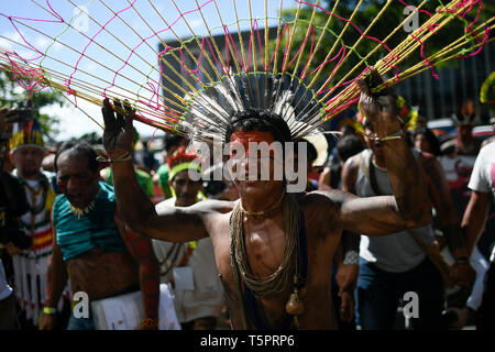 Brasilia, Brasile. 26 apr, 2019. DF - Brasilia - 04/26/2019 - marzo indigeni - Indigenas partecipa a marzo per protestare contro la difesa delle terre indigene e i diritti culturali che sostengono di essere minacciate dal governo di destra del presidente brasiliano Jair Bolsonaro in Brasilia, Brasile, il 26 aprile della foto: Mateus Bonomi/AGIF Credito: AGIF/Alamy Live News Foto Stock