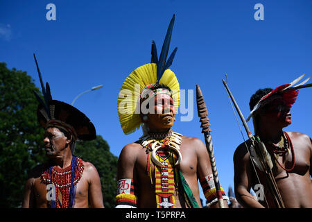 Brasilia, Brasile. 26 apr, 2019. DF - Brasilia - 04/26/2019 - marzo indigeni - Indigenas partecipa a marzo per protestare contro la difesa delle terre indigene e i diritti culturali che sostengono di essere minacciate dal governo di destra del presidente brasiliano Jair Bolsonaro in Brasilia, Brasile, il 26 aprile della foto: Mateus Bonomi/AGIF Credito: AGIF/Alamy Live News Foto Stock