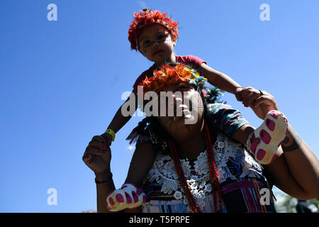 Brasilia, Brasile. 26 apr, 2019. DF - Brasilia - 04/26/2019 - marzo indigeni - Indigenas partecipa a marzo per protestare contro la difesa delle terre indigene e i diritti culturali che sostengono di essere minacciate dal governo di destra del presidente brasiliano Jair Bolsonaro in Brasilia, Brasile, il 26 aprile della foto: Mateus Bonomi/AGIF Credito: AGIF/Alamy Live News Foto Stock