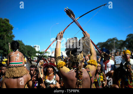 Brasilia, Brasile. 26 apr, 2019. DF - Brasilia - 04/26/2019 - marzo indigeni - Indigenas partecipa a marzo per protestare contro la difesa delle terre indigene e i diritti culturali che sostengono di essere minacciate dal governo di destra del presidente brasiliano Jair Bolsonaro in Brasilia, Brasile, il 26 aprile della foto: Mateus Bonomi/AGIF Credito: AGIF/Alamy Live News Foto Stock