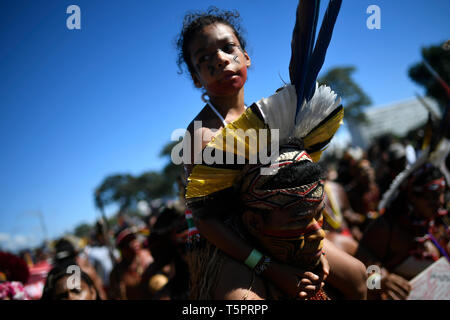 Brasilia, Brasile. 26 apr, 2019. DF - Brasilia - 04/26/2019 - marzo indigeni - Indigenas partecipa a marzo per protestare contro la difesa delle terre indigene e i diritti culturali che sostengono di essere minacciate dal governo di destra del presidente brasiliano Jair Bolsonaro in Brasilia, Brasile, il 26 aprile della foto: Mateus Bonomi/AGIF Credito: AGIF/Alamy Live News Foto Stock