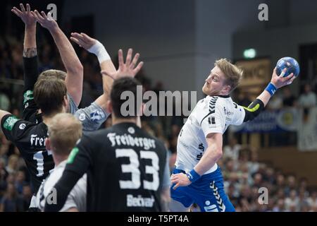 Dresden, Germania. 26 apr, 2019. Pallamano: Seconda Bundesliga, HC Elbflorenz Dresden - EHV Aue, la trentunesima Giornata nella sfera sports arena. Aues Eric Meinhardt (r) in attacco. Credito: Sebastian Kahnert/dpa-Zentralbild/ZB/dpa/Alamy Live News Foto Stock