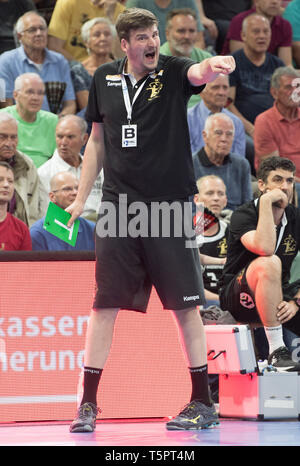 Dresden, Germania. 26 apr, 2019. Pallamano: Seconda Bundesliga, HC Elbflorenz Dresden - EHV Aue, la trentunesima Giornata nella sfera sports arena. Pullman Dresden Rico Göde gesti durante il gioco. Credito: Sebastian Kahnert/dpa-Zentralbild/ZB/dpa/Alamy Live News Foto Stock