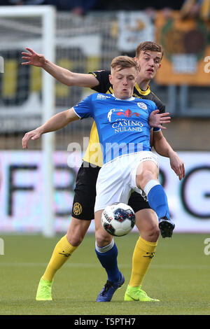 KERKRADE, Paesi Bassi, 26-04-2019, calcio, olandese Keuken Kampioen Divisie, Roda JC - FC Den Bosch, Limburg Stadium, stagione 2018-2019, FC Den Bosch player Sven Bummel e Roda JC Kerkrade player Niels Verburgh, durante il gioco Foto Stock
