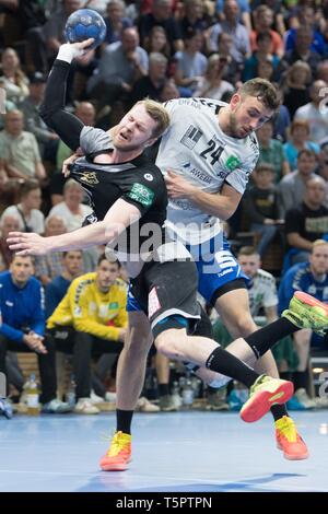 Dresden, Germania. 26 apr, 2019. Pallamano: Seconda Bundesliga, HC Elbflorenz Dresden - EHV Aue, la trentunesima Giornata nella sfera sports arena. A Dresda Arseniy Buschmann (l) attaccare Aues Franz Schauer. Credito: Sebastian Kahnert/dpa-Zentralbild/dpa/Alamy Live News Foto Stock