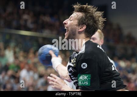 Dresden, Germania. 26 apr, 2019. Pallamano: Seconda Bundesliga, HC Elbflorenz Dresden - EHV Aue, la trentunesima Giornata nella sfera sports arena. Dresda Flödl normanna in attacco. Credito: Sebastian Kahnert/dpa-Zentralbild/dpa/Alamy Live News Foto Stock