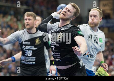 Dresden, Germania. 26 apr, 2019. Pallamano: Seconda Bundesliga, HC Elbflorenz Dresden - EHV Aue, la trentunesima Giornata nella sfera sports arena. A Dresda Arseniy Buschmann (M), attaccando Aues Jort Neuteboom (r). Credito: Sebastian Kahnert/dpa-Zentralbild/dpa/Alamy Live News Foto Stock