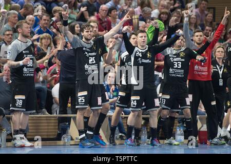 Dresden, Germania. 26 apr, 2019. Pallamano: Seconda Bundesliga, HC Elbflorenz Dresden - EHV Aue, la trentunesima Giornata nella sfera sports arena. Il Dresden allietare i giocatori durante il gioco. Credito: Sebastian Kahnert/dpa-Zentralbild/dpa/Alamy Live News Foto Stock