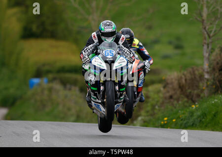 Circuito Orritor, Cookstown, Irlanda del Nord. 26 apr, 2019. Noleggio di KDM Cookstown 100 motorcycle road racing, giorno 1; Michael 'Micko' Sweeney airborne durante la Supersport credito di qualifica: Azione Plus sport/Alamy Live News Foto Stock