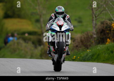 Circuito Orritor, Cookstown, Irlanda del Nord. 26 apr, 2019. Noleggio di KDM Cookstown 100 motorcycle road racing, giorno 1; Michael 'Micko' Sweeney durante la Supersport credito di qualifica: Azione Plus sport/Alamy Live News Foto Stock