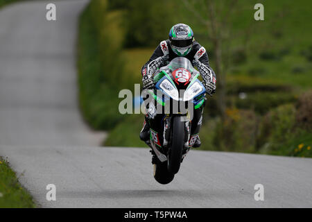 Circuito Orritor, Cookstown, Irlanda del Nord. 26 apr, 2019. Noleggio di KDM Cookstown 100 motorcycle road racing, giorno 1; Michael 'Micko' Sweeney durante la Supersport credito di qualifica: Azione Plus sport/Alamy Live News Foto Stock