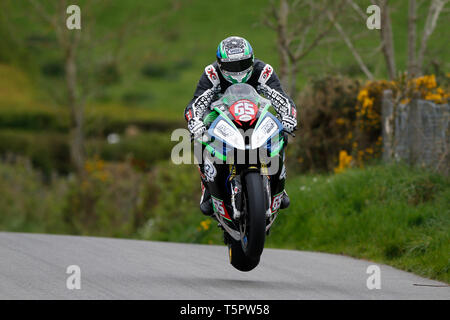 Circuito Orritor, Cookstown, Irlanda del Nord. 26 apr, 2019. Noleggio di KDM Cookstown 100 motorcycle road racing, giorno 1; Michael 'Micko' Sweeney intrattiene nel corso delle qualifiche di credito: Azione Sport Plus/Alamy Live News Foto Stock