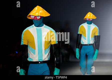 Sao Paulo, Brasile. 26 apr, 2019. I modelli presenti creazioni da Mipinta durante il Sao Paulo Fashion Week (SPFW), N47 edizione in Sao Paulo. Credito: Paulo Lopes/ZUMA filo/Alamy Live News Foto Stock