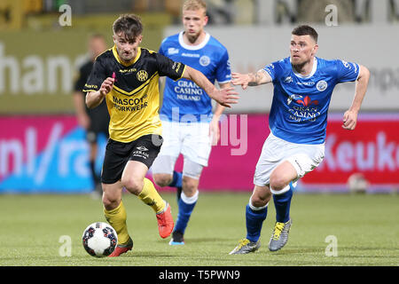 KERKRADE, Paesi Bassi, 26-04-2019, calcio, olandese Keuken Kampioen Divisie, Roda JC - FC Den Bosch, Limburg Stadium, stagione 2018-2019, FC Den Bosch player Danny Holla e Roda JC Kerkrade player Mart Remans, durante il gioco Foto Stock