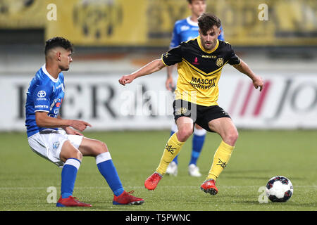 KERKRADE, Paesi Bassi, 26-04-2019, calcio, olandese Keuken Kampioen Divisie, Roda JC - FC Den Bosch, Limburg Stadium, stagione 2018-2019, FC Den Bosch player Khammas ammina e Roda JC Kerkrade player Mart Remans, durante il gioco Foto Stock