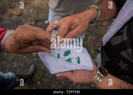 Muzo, Boyaca, Colombia. Xv Mar, 2019. Guaqueros sono mostrando ogni altri il ultimamente smeraldi hanno trovato. Credito: Francesco Molteni/ZUMA filo/Alamy Live News Foto Stock