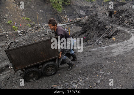 Muzo, Boyaca, Colombia. Xv Mar, 2019. Una volta che un fiume, il cosiddetto "spiaggia" è il teatro di una ricerca quotidiana per la preziosa pietra di smeraldo. Credito: Francesco Molteni/ZUMA filo/Alamy Live News Foto Stock