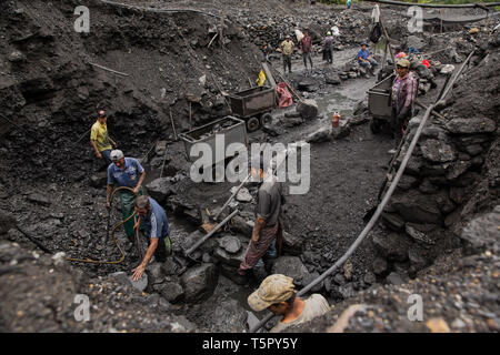 Muzo, Boyaca, Colombia. Xv Mar, 2019. Una volta che un fiume, il cosiddetto "spiaggia" è il teatro di una ricerca quotidiana per la preziosa pietra di smeraldo. Credito: Francesco Molteni/ZUMA filo/Alamy Live News Foto Stock