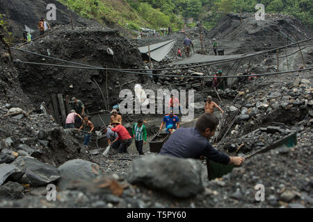 Muzo, Boyaca, Colombia. Xv Mar, 2019. Una volta che un fiume, il cosiddetto "spiaggia" è il teatro di una ricerca quotidiana per la preziosa pietra di smeraldo. Credito: Francesco Molteni/ZUMA filo/Alamy Live News Foto Stock