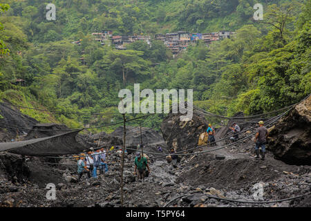 Muzo, Boyaca, Colombia. Xv Mar, 2019. Una volta che un fiume, il cosiddetto "spiaggia" è il teatro di una ricerca quotidiana per la preziosa pietra di smeraldo. Credito: Francesco Molteni/ZUMA filo/Alamy Live News Foto Stock