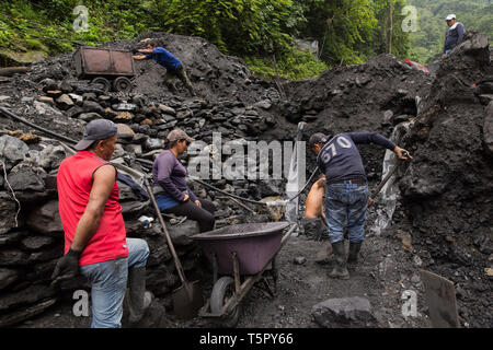 Muzo, Boyaca, Colombia. Xv Mar, 2019. Una volta che un fiume, il cosiddetto "spiaggia" è il teatro di una ricerca quotidiana per la preziosa pietra di smeraldo. Credito: Francesco Molteni/ZUMA filo/Alamy Live News Foto Stock