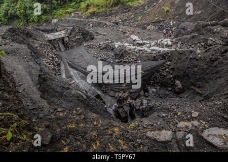 Muzo, Boyaca, Colombia. Xv Mar, 2019. Una volta che un fiume, il cosiddetto "spiaggia" è il teatro di una ricerca quotidiana per la preziosa pietra di smeraldo. Credito: Francesco Molteni/ZUMA filo/Alamy Live News Foto Stock